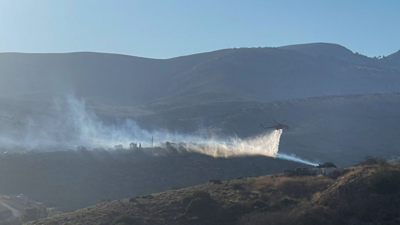 Φωτιά τώρα στην Καλλιτεχνούπολη - Ενισχύθηκαν οι πυροσβεστικές δυνάμεις, επιχειρούν 11 αεροσκάφη και 5 ελικόπτερα Φωτιά τώρα στην Καλλιτεχνούπολη - Ενισχύθηκαν οι πυροσβεστικές δυνάμεις, επιχειρούν 11 αεροσκάφη και 5 ελικόπτερα