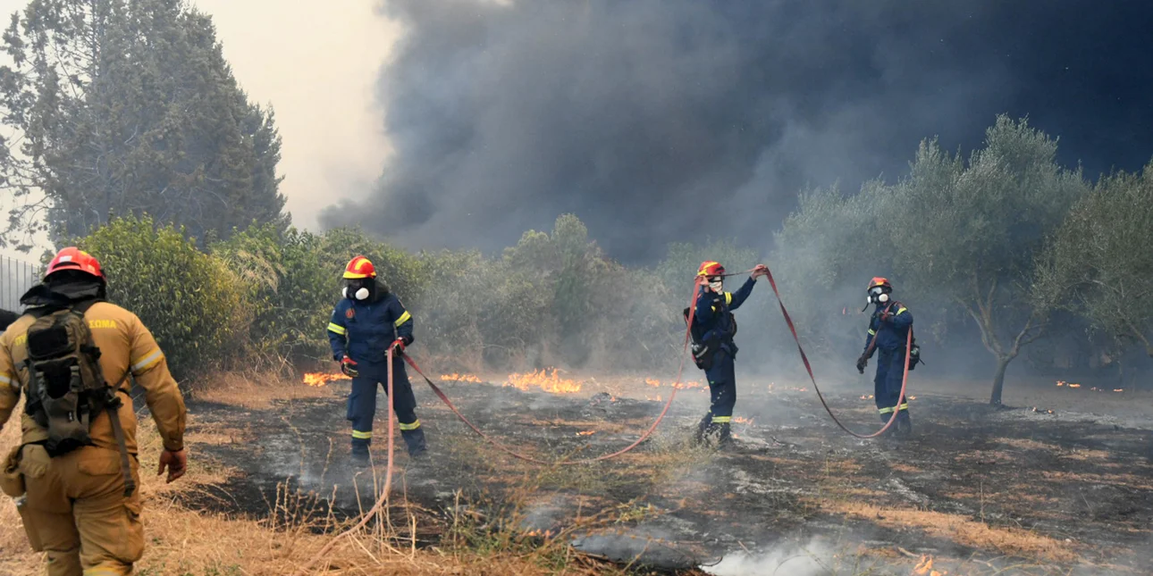 Χάος και τραυματίες στην Αχαΐα, μέσα στα Μοιραίικα η φωτιά, καίει σπίτια και αυτοκίνητα – Μπαράζ 112 στη Χίο
