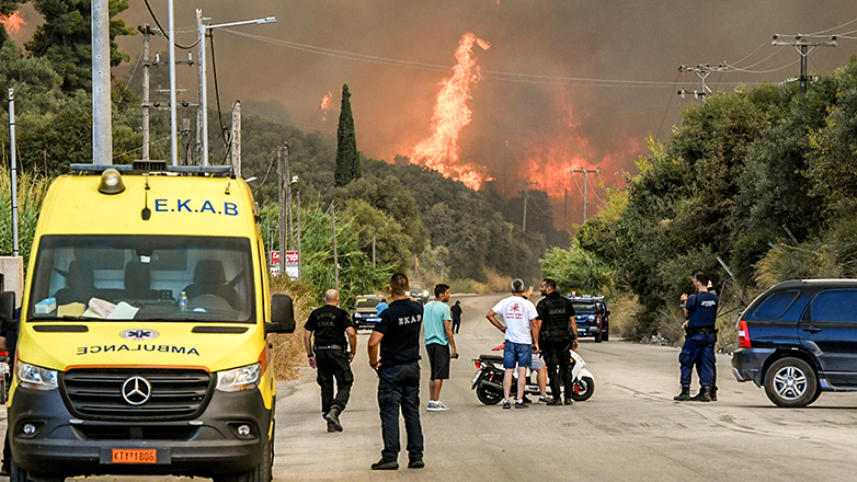 Καίγονται σπίτια και εργοστάσια στην Αχαΐα, εκκενώνονται τα Βραχναίικα -Ένας εγκαυματίας – Οι φλόγες έφτασαν στο Ρίο