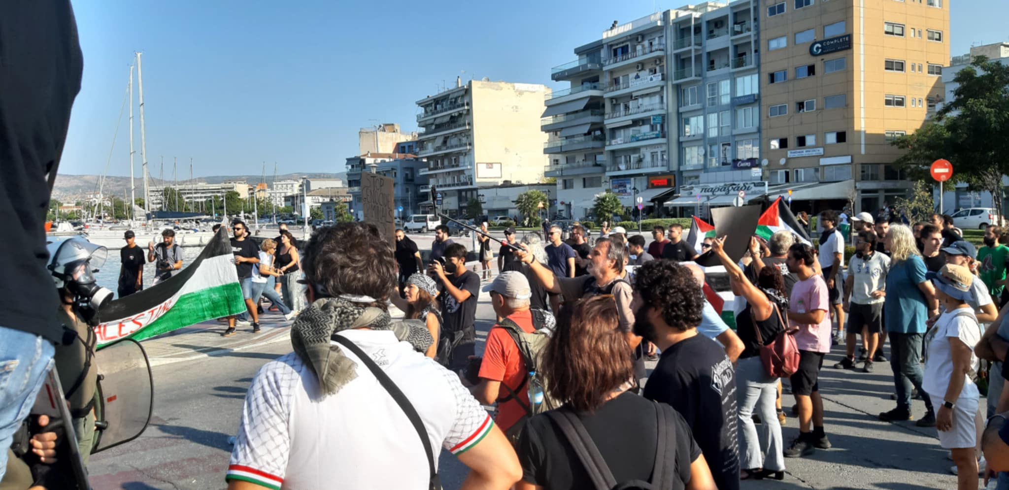 Βόλος: Έριξαν χειροβομβίδες κρότου λάμψης τα ΜΑΤ απέναντι στους διαδηλωτές (video)