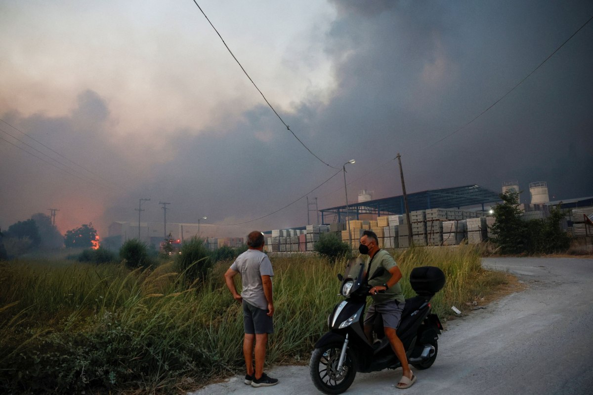 Μαίνονται οι φωτιές στην Αχαΐα, έφτασαν στην Πάτρα οι φλόγες – Πύρινη κόλαση σε Πρέβεζα, Ζάκυνθο και Χίο
