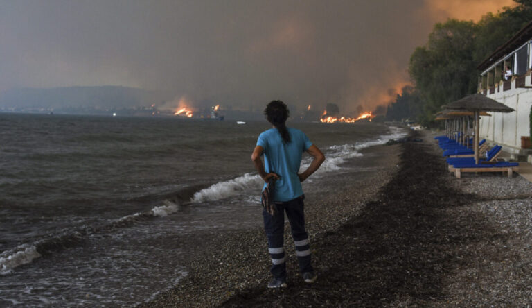 Περικυκλωμένη από πύρινα μέτωπα η Φιλιππιάδα – Μια ανάσα από την Πάτρα η φωτιά, πύρινη κόλαση σε Ζάκυνθο και Χίο
