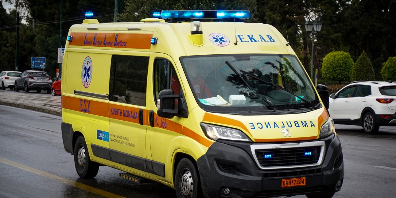 Τροχαίο δυστύχημα στην Αρτέμιδα: Αστυνομικός που πήγαινε στην υπηρεσία του παρέσυρε και σκότωσε πεζό