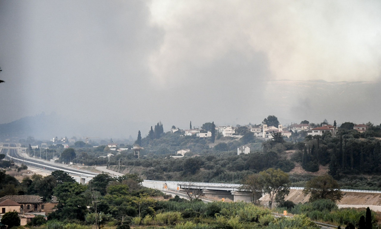 Η φωτιά απειλεί την Πάτρα, δύσκολες ώρες σε Παλιά Φιλιππιάδα και Χίο -Πύρινο μέτωπο και στην Ηλεία