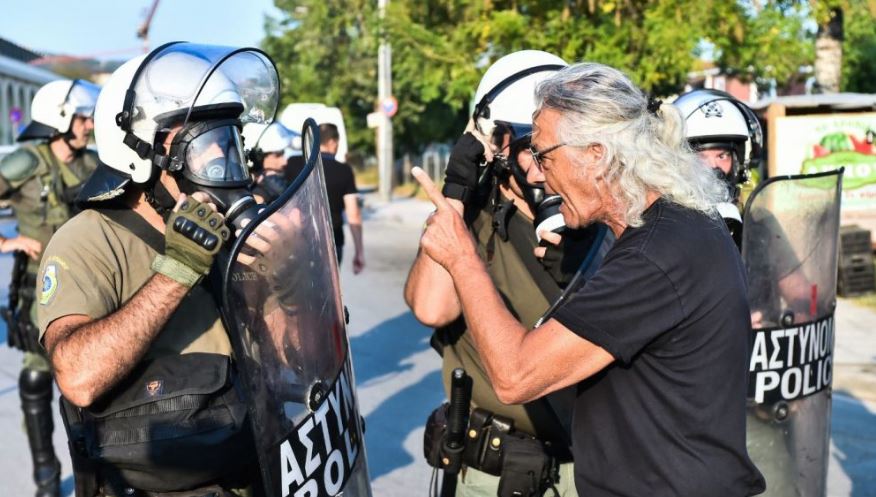 Γιάννης Μάγγος: “Άδειασε απρόκλητα, αναίτια και δολοφονικά τη φυσούνα με τα χημικά στα μάτια μου” Γιάννης Μάγγος: “Άδειασε απρόκλητα, αναίτια και δολοφονικά τη φυσούνα με τα χημικά στα μάτια μου”