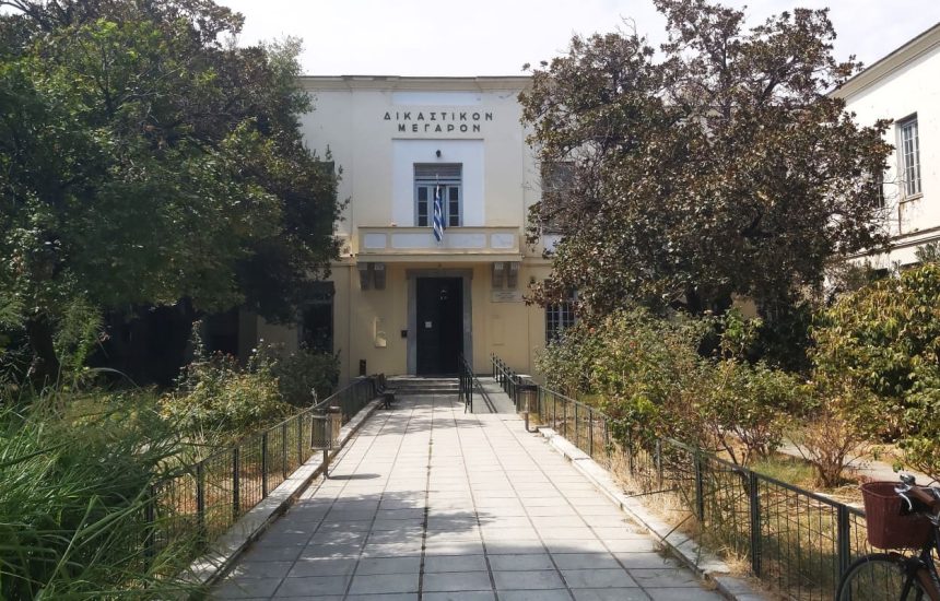 Βόλος: 80χρονος χτύπησε με σίδερο τον γιο του και απείλησε να σκοτώσει την πρώην σύζυγό του Βόλος: 80χρονος χτύπησε με σίδερο τον γιο του και απείλησε να σκοτώσει την πρώην σύζυγό του
