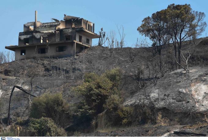 Φόβοι για μόλυνση του αέρα και του νερού μετά τη φωτιά στην Πάτρα – Αποπνικτική η κατάσταση