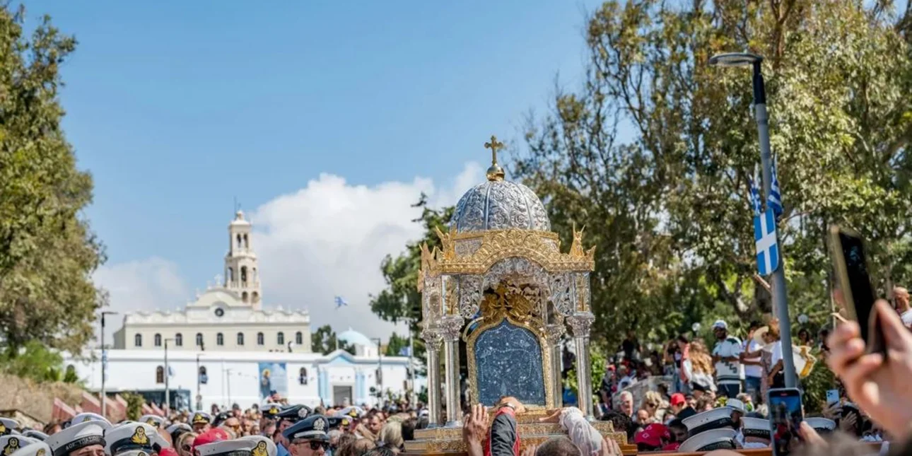 Δεκαπενταύγουστος στην Τήνο: Συγκίνηση, κατάνυξη και χιλιάδες πιστοί στην Παναγία