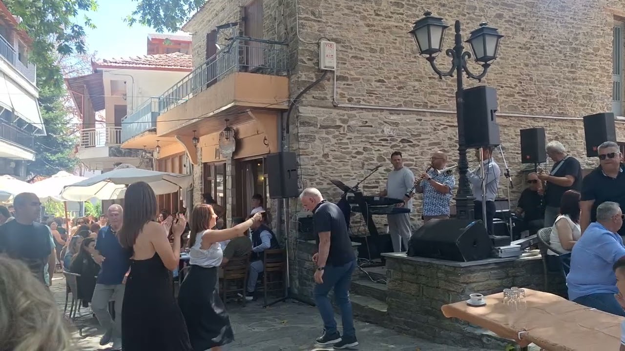 Βούλιαξε» το Λιβάδι Ελασσόνας για τον Δεκαπενταύγουστο - Μεγάλο γλέντι κάτω από τον αιωνόβιο πλάτανο (ΦΩΤΟ+video)