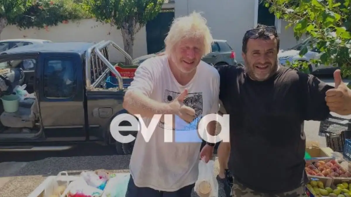 Ο Μπόρις Τζόνσον κάνει διακοπές στην Εύβοια και ποζάρει χαμογελαστός με πλανόδιο μανάβη στην Κάρυστο