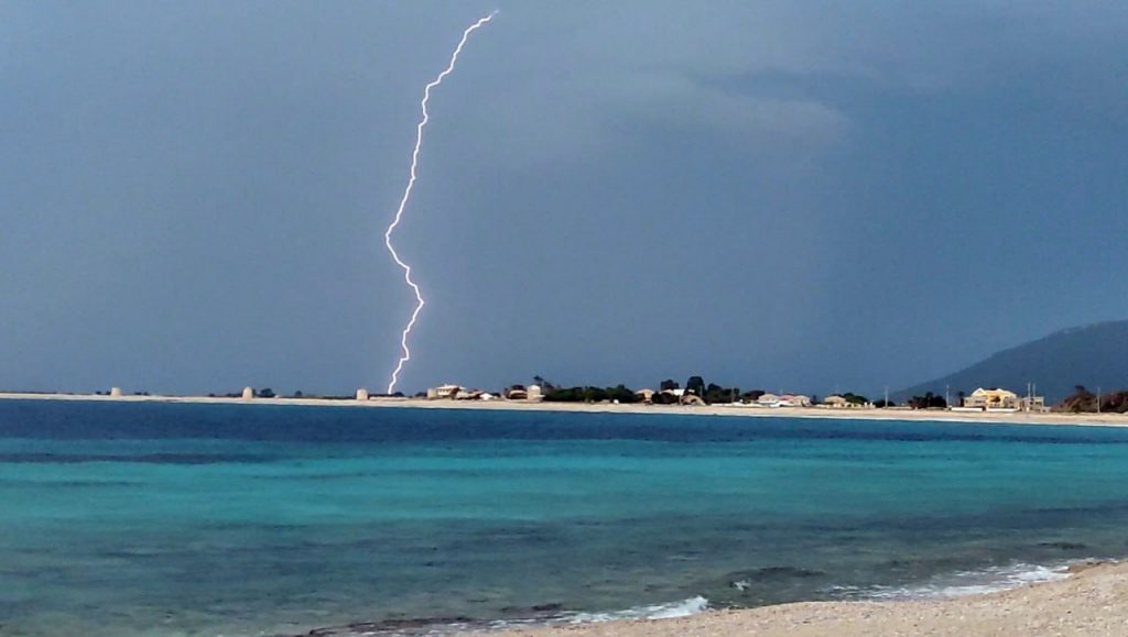 Άστατος ο καιρός και σήμερα: Πάνω από 5.000 κεραυνοί έπεσαν τη Δευτέρα