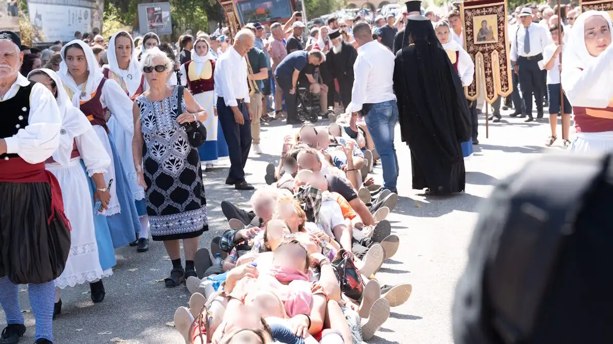 Κεφαλονιά: Δεκάδες πιστοί στο έδαφος για να περάσει από πάνω τους το σκήνωμα του Αγίου Γερασίμου (BINTEO)