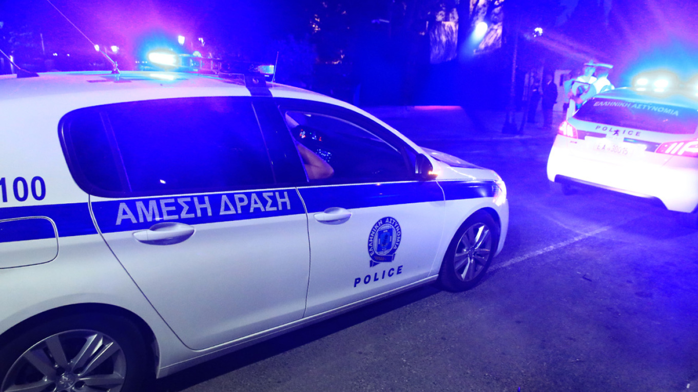 Ανήλικοι πέταξαν πέτρες σε λεωφορείο με Σέρβους τουρίστες στην Εγνατία - Τρεις τραυματίες Ανήλικοι πέταξαν πέτρες σε λεωφορείο με Σέρβους τουρίστες στην Εγνατία - Τρεις τραυματίες