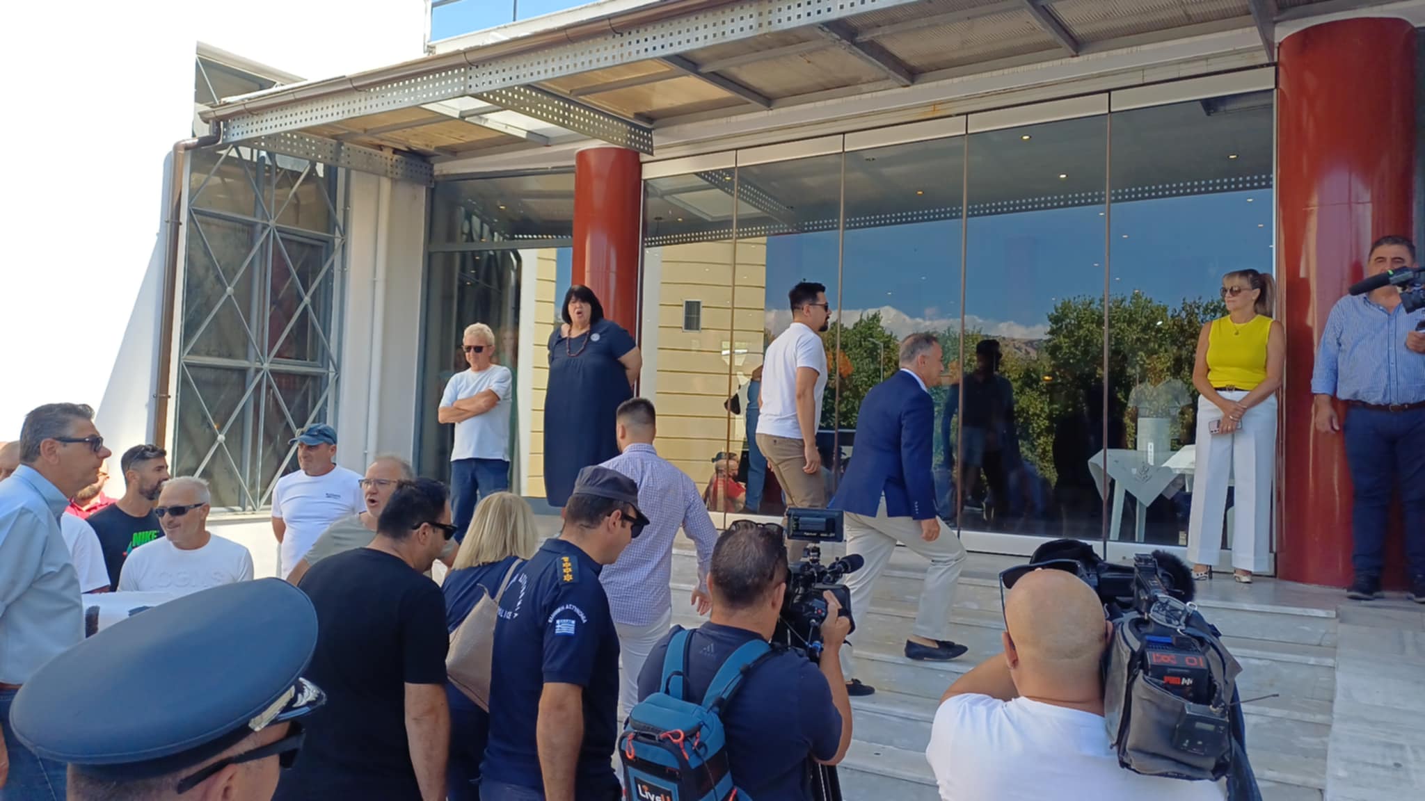Παράσταση διαμαρτυρίας από κτηνοτρόφους Ελασσόνας στην επίσκεψη Κέλλα (ΦΩΤΟ-ΒΙΝΤΕΟ) Παράσταση διαμαρτυρίας από κτηνοτρόφους Ελασσόνας στην επίσκεψη Κέλλα (ΦΩΤΟ-ΒΙΝΤΕΟ)