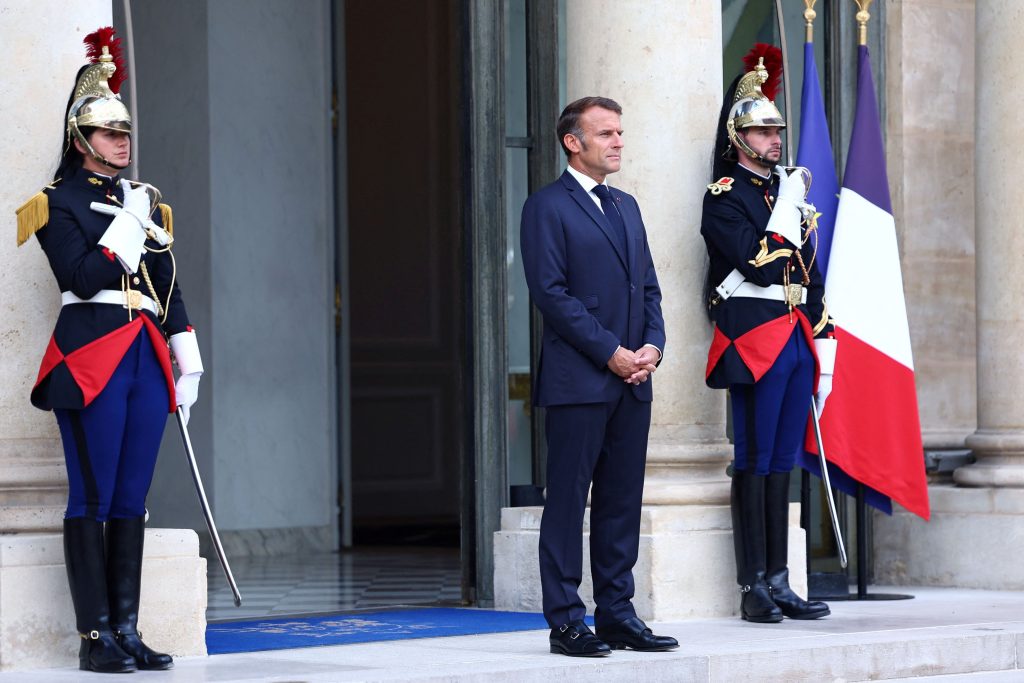 Σε κρίση η Γαλλία: Πιέσεις από την ακροδεξιά για πρόωρες εκλογές – Το 67% θέλει την παραίτηση Μακρόν Σε κρίση η Γαλλία: Πιέσεις από την ακροδεξιά για πρόωρες εκλογές – Το 67% θέλει την παραίτηση Μακρόν