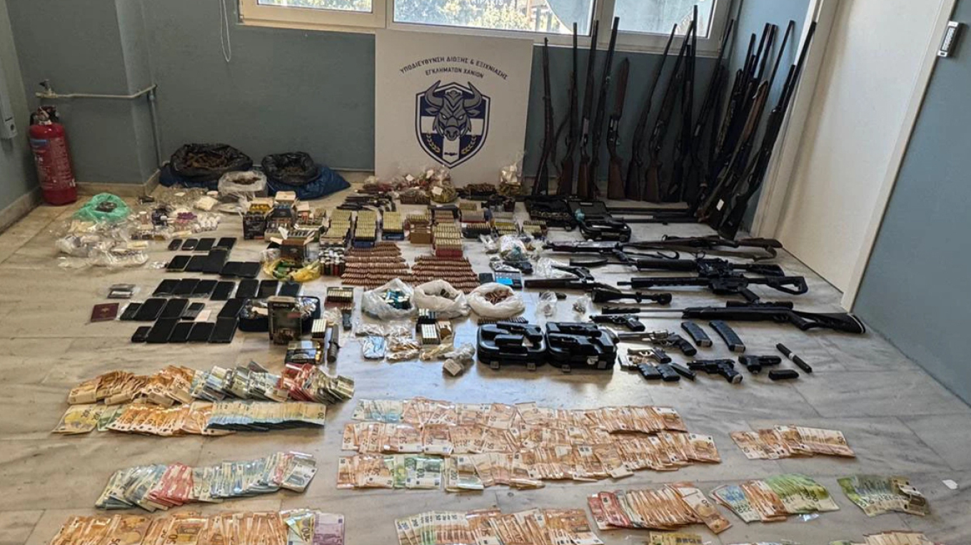 Μαφία της Κρήτης: Ένα ολόκληρο δωμάτιο καλύπτουν τα ναρκωτικά, τα όπλα, τα μετρητά και τα εκρηκτικά της οργάνωσης Μαφία της Κρήτης: Ένα ολόκληρο δωμάτιο καλύπτουν τα ναρκωτικά, τα όπλα, τα μετρητά και τα εκρηκτικά της οργάνωσης