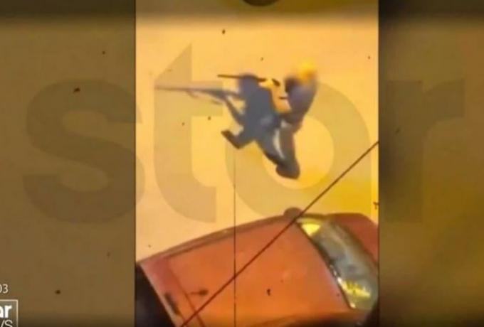 Θεσσαλονίκη: Η στιγμή που άνδρας βγάζει καραμπίνα και απειλεί παιδιά