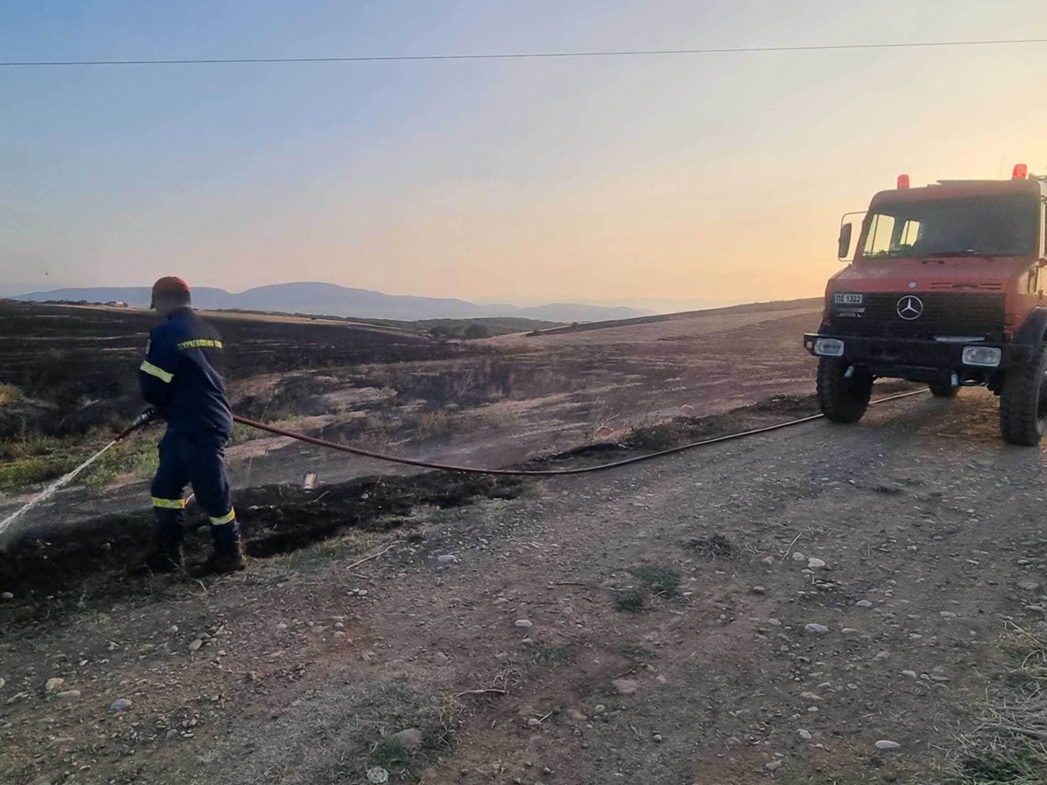 Υπό μερικό έλεγχο η φωτιά στο Πολυδάμειο Φαρσάλων-κινητοποίησε 40 πυροσβέστες και 4 αεροσκάφη (ΦΩΤΟ+video)