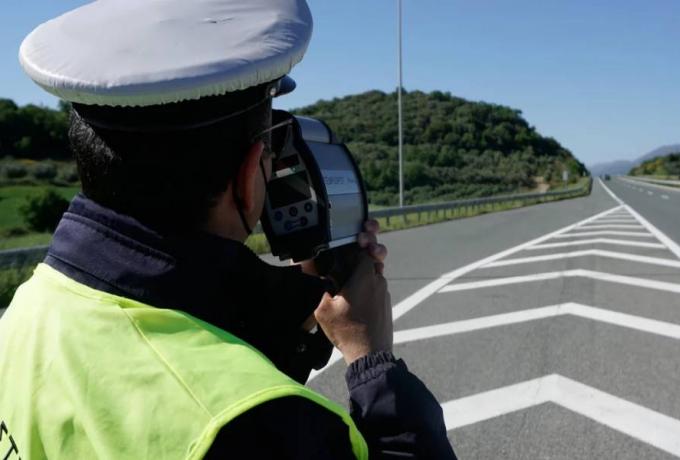 Σε ισχύ ο νέος ΚΟΚ από σήμερα: Έως και 2.000 πρόστιμο για χρήση κινητού, 8.000 για υψηλές ταχύτητες