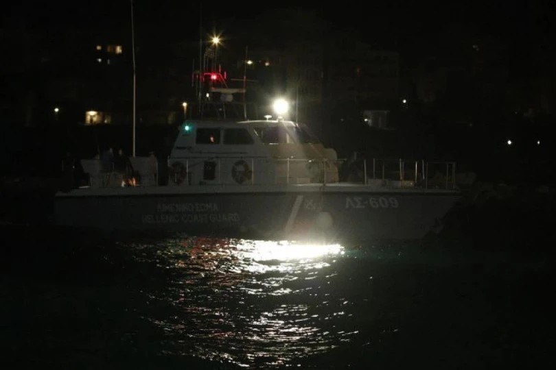 Αλιευτικό προσέκρουσε σε βράχια στον Θερμαϊκό – Επιχείρηση διάσωσης 5 ατόμων
