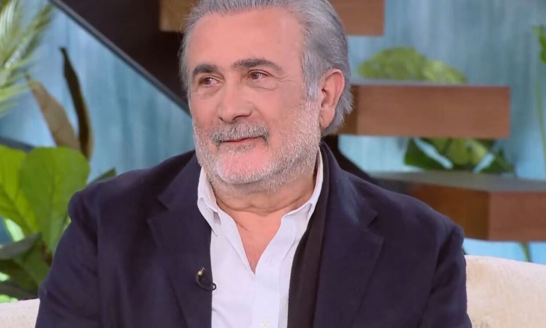 Λάκης Λαζόπουλος: Η Λαρισαία μάνα του σε μια παράσταση έβγαλε φωτογραφία του νεκρού πατέρα του, για να ακούσει κι εκείνος…