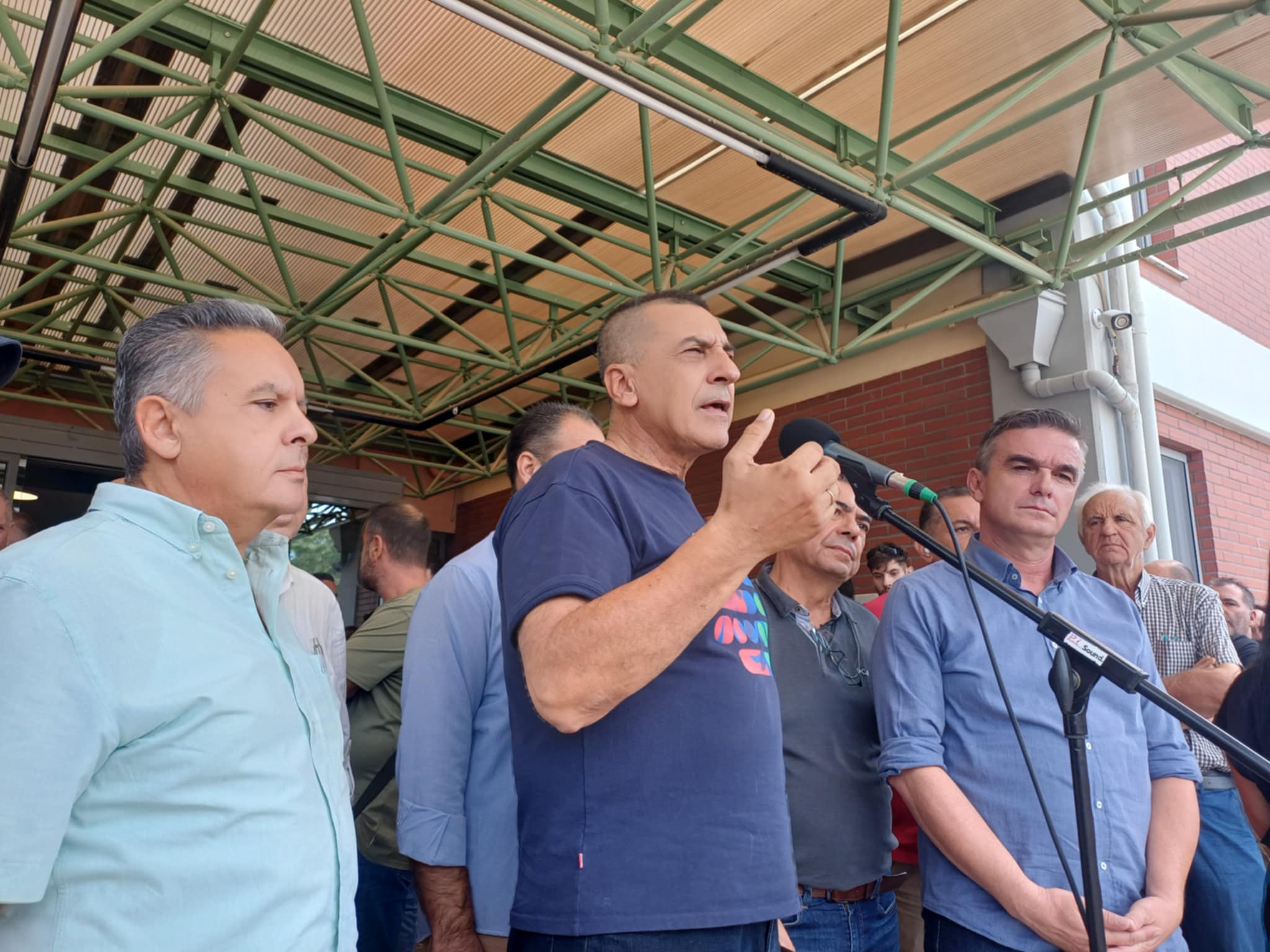 Ένταση μεταξύ κτηνοτρόφων Κουρέτα για το εμβόλιο- τους είπε ότι αυτό είναι Πακιστανικό με 60% μόλις επιτυχία (video)