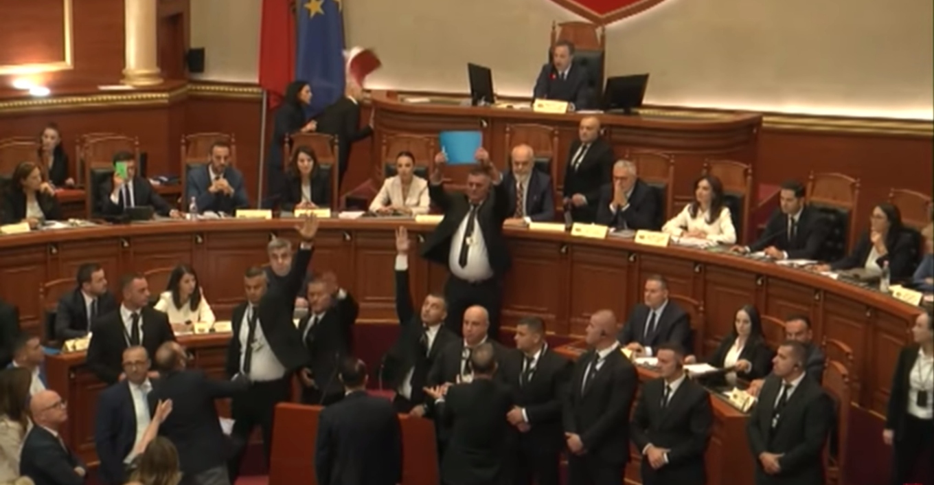 Χάος στη Βουλή της Αλβανίας για την υπουργό ρομπότ - Πέταξαν το Σύνταγμα στον Έντι Ράμα, δείτε βίντεο