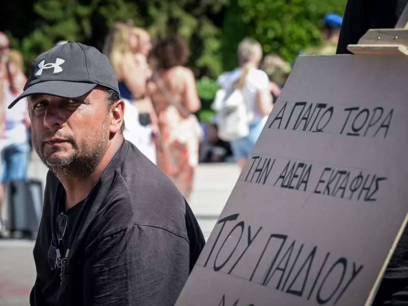 Πατέρας θύματος των Τεμπών που κάνει απεργία πείνας στο Σύνταγμα ζητά στήριξη από το λαό της Λάρισας (video)