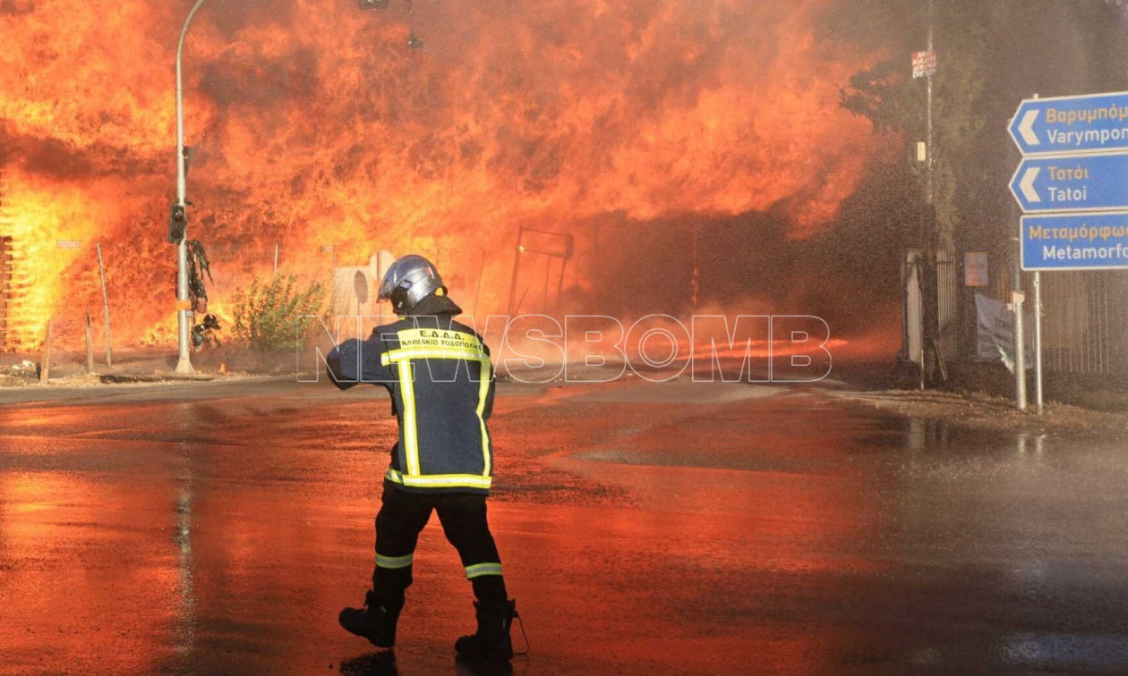 Φωτιά στο Μενίδι: Επεκτάθηκε σε εργοστάσιο παπουτσιών