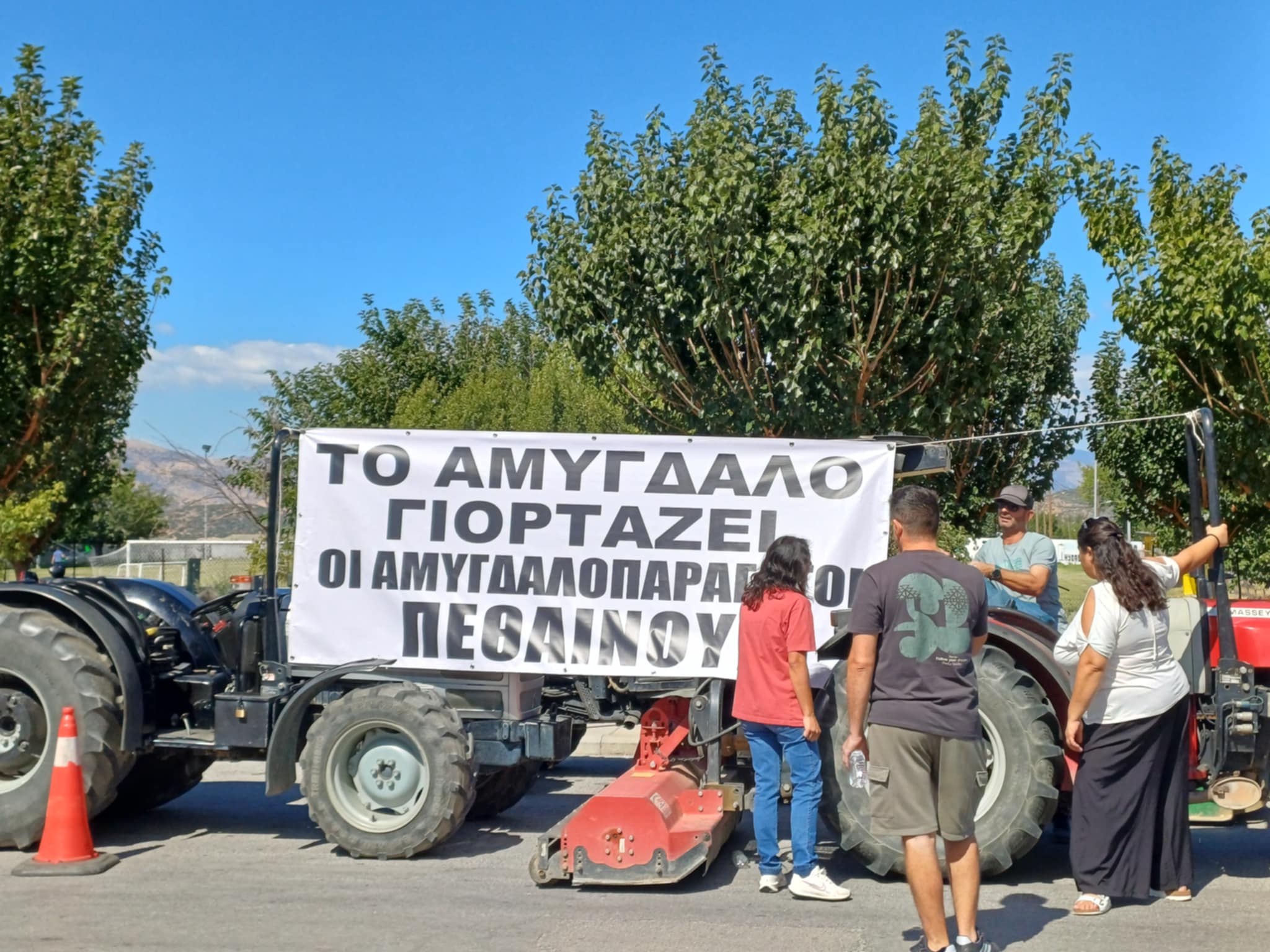 Με κινητοποίηση και τρακτέρ γιορτάζουν τη γιορτή αμυγδάλου στο Συκούριο οι αγρότες (ΦΩΤΟ)