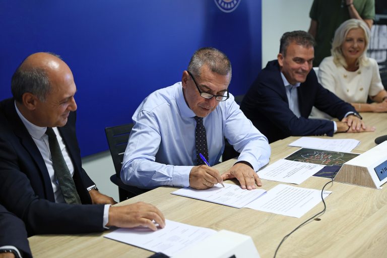 Ξεκινά η κατασκευή της Μονάδας Επεξεργασίας Απορριμμάτων στο ν. Λάρισας – Υπογραφές για το έργο ύψους 100 εκ. ευρώ Ξεκινά η κατασκευή της Μονάδας Επεξεργασίας Απορριμμάτων στο ν. Λάρισας – Υπογραφές για το έργο ύψους 100 εκ. ευρώ