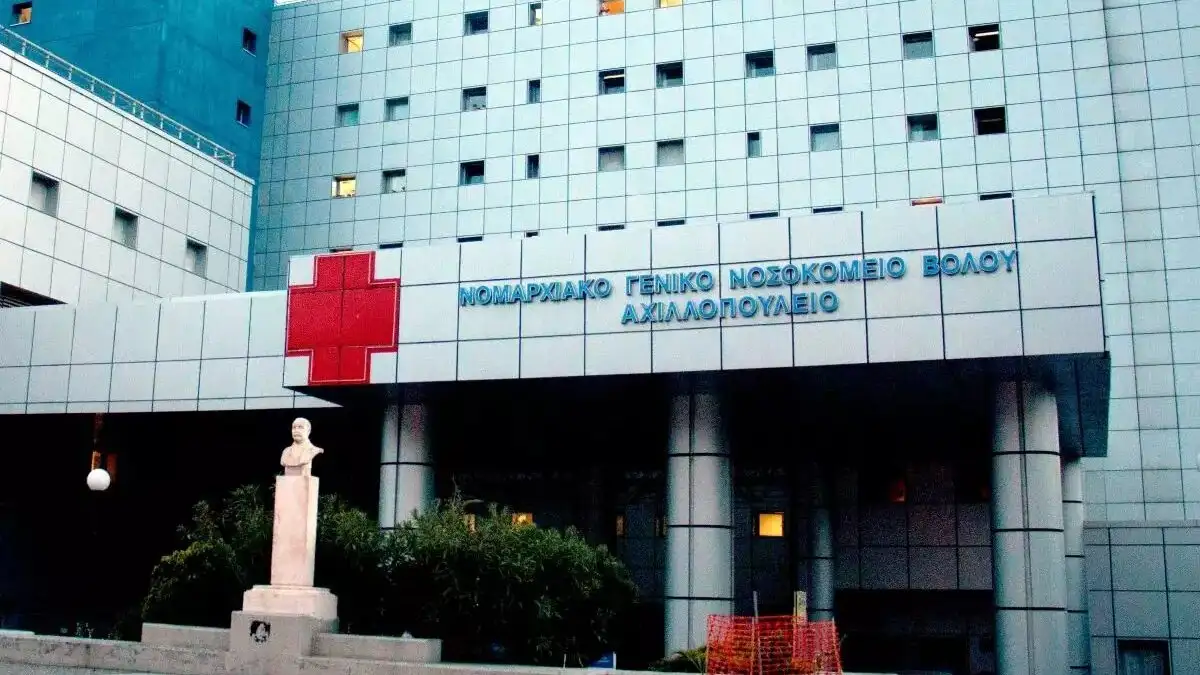 Βόλος: Νεκρός 20χρονος φοιτητής που έπεσε από φωταγωγό – Κατέρρευσαν στο νοσοκομείο οι γονείς του