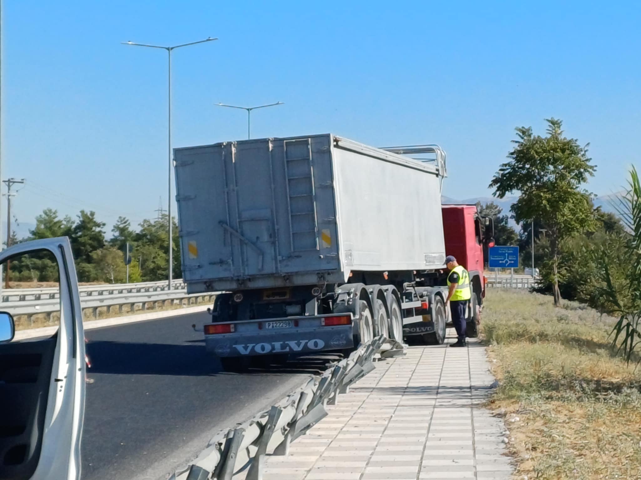 Λάρισα: Νταλίκα βγήκε εκτός δρόμου στην Αγιά Μαρίνα και ξήλωσε τις προστατευτικές μπάρες (ΦΩΤΟ)