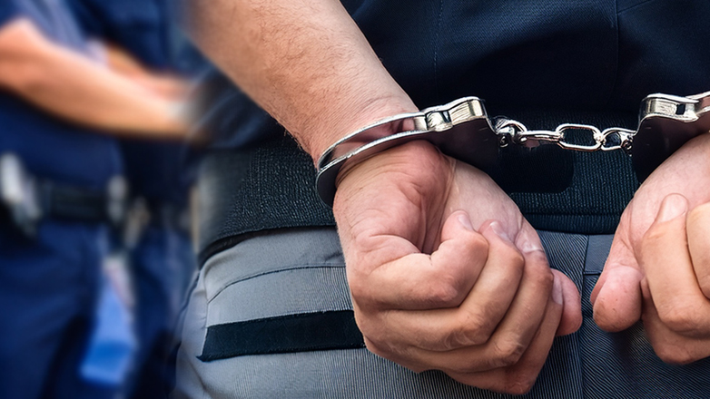 Αστυνομικός ξυλοκόπησε και εγκατέλειψε πολίτη γιατί τον πέρασε για «λαθρομετανάστη»