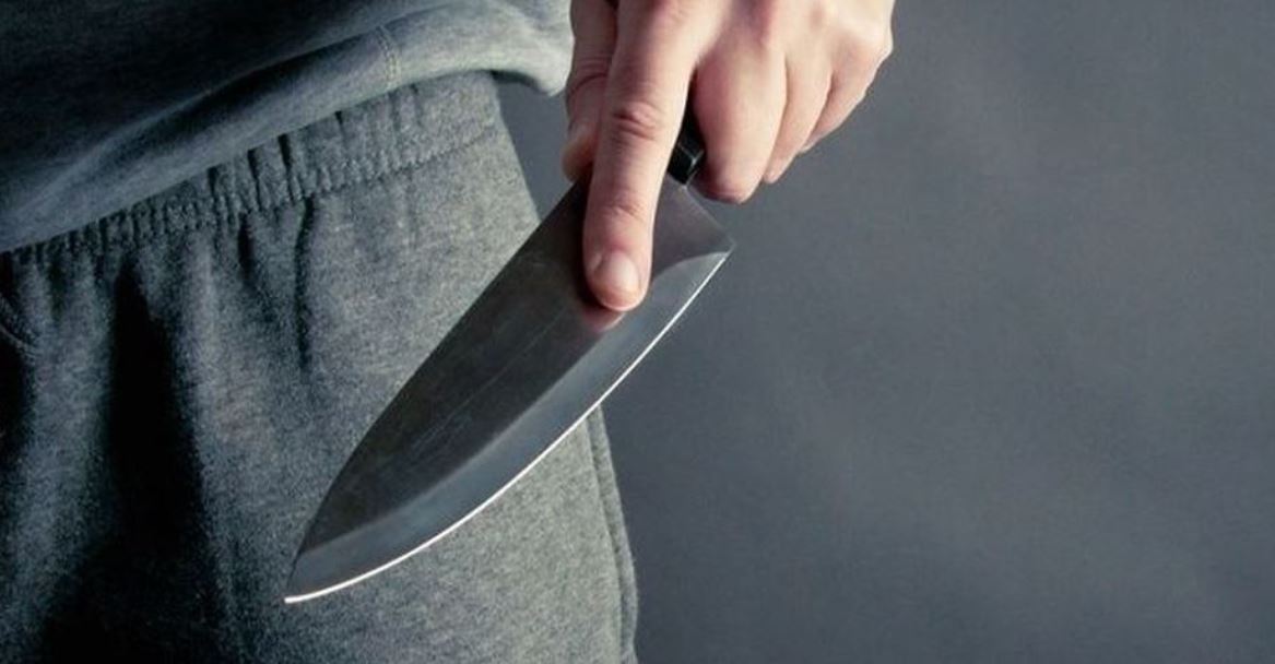 Βόλος: Έβγαλε μαχαίρι και απειλούσε μαθητές για να του δώσουν χρήματα σε στάση λεωφορείου Βόλος: Έβγαλε μαχαίρι και απειλούσε μαθητές για να του δώσουν χρήματα σε στάση λεωφορείου