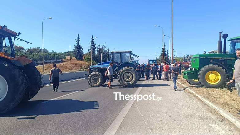 Θεσσαλονίκη: Αγρότες απέκλεισαν δρόμο για μία ώρα -Διαμαρτύρονται για την υποχρεωτική δήλωση του Αριθμού Ταυτότητας Ακινήτου