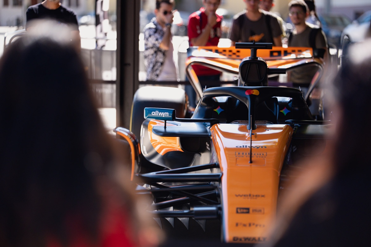 Στην κεντρική πλατεία της Λάρισας το showcar της McLaren F1 Team