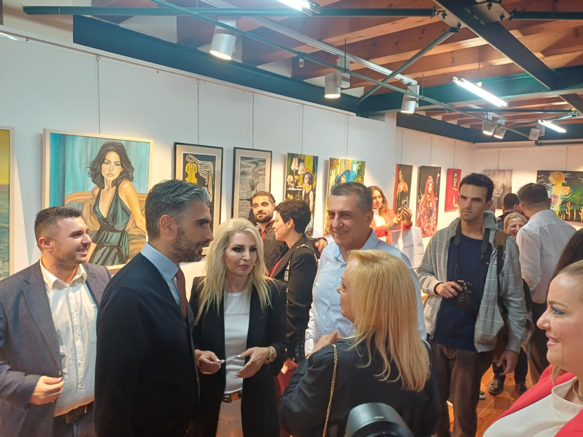 Εγκαινιάστηκε η έκθεση ζωγραφικής «LARISSA ART GLOBAL», της βραβευμένης εικαστικού Βασιλικής Μάγγα. (ΦΩΤΟ)