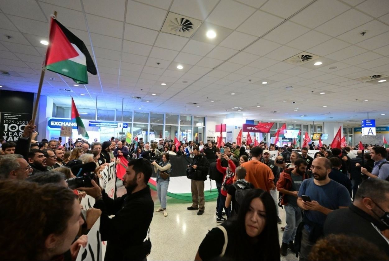 Επέστρεψαν στην Αθήνα οι 27 Ελληνες ακτιβιστές του στολίσκου για τη Γάζα – Τα πρώτα λόγια του Βολιώτη καθηγητή Τάκη Πολίτη