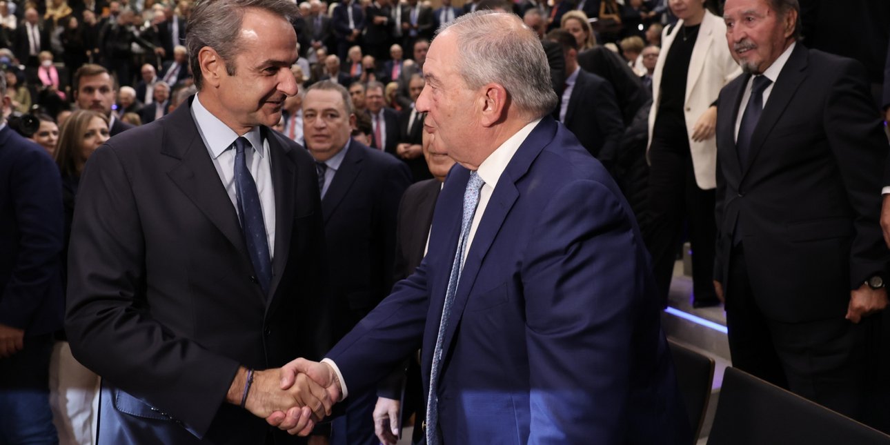 Χειραψία Μητσοτάκη-Καραμανλή στην εκδήλωση Στυλιανίδη -Δεν πήγε ο Σαμαράς, «προσωπική επιλογή» λένε συνεργάτες του