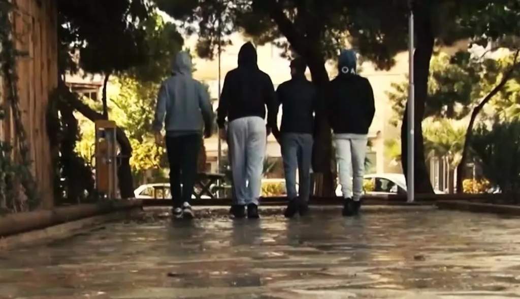 Βόλος: Έστησαν καρτέρι έξω από σχολείο και επιτέθηκαν σε μαθητές μόλις σχόλασαν Βόλος: Έστησαν καρτέρι έξω από σχολείο και επιτέθηκαν σε μαθητές μόλις σχόλασαν