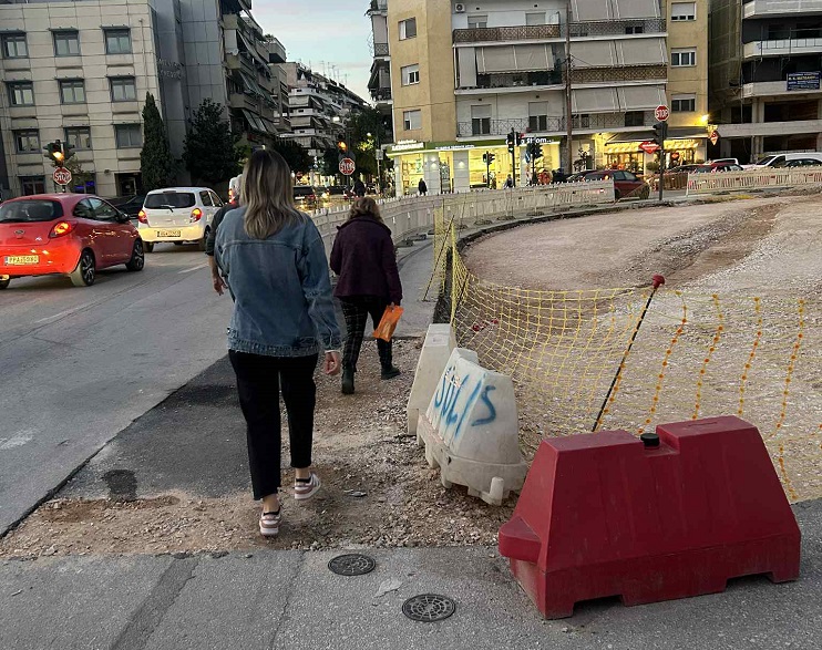 Φόβος στην Ηρ. Πολυτεχνείου: Περνανε δίπλα στα αυτοκίνητα οι πεζοί με προστασία πλαστικό κιγκλίδωμα (ΦΩΤΟ+video)