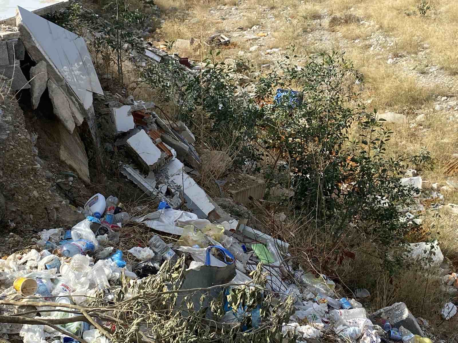 Σκουπιδότοπος ο Ξηριάς: Μπάζα, σκουπίδια, έπιπλα, οικοδομικά υλικά ακόμη και σάπια βάρκα στις όχθες του στο Αλιβέρι (εικόνες)