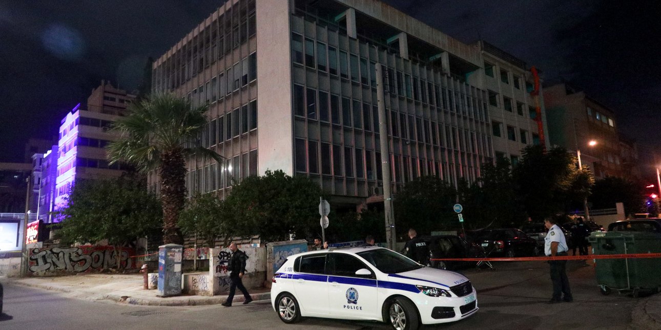 Έκρηξη σε παράρτημα του υπ. Αγροτικής Ανάπτυξης: Φθορές στην είσοδο, έρευνες της ΕΛΑΣ στο σημείο