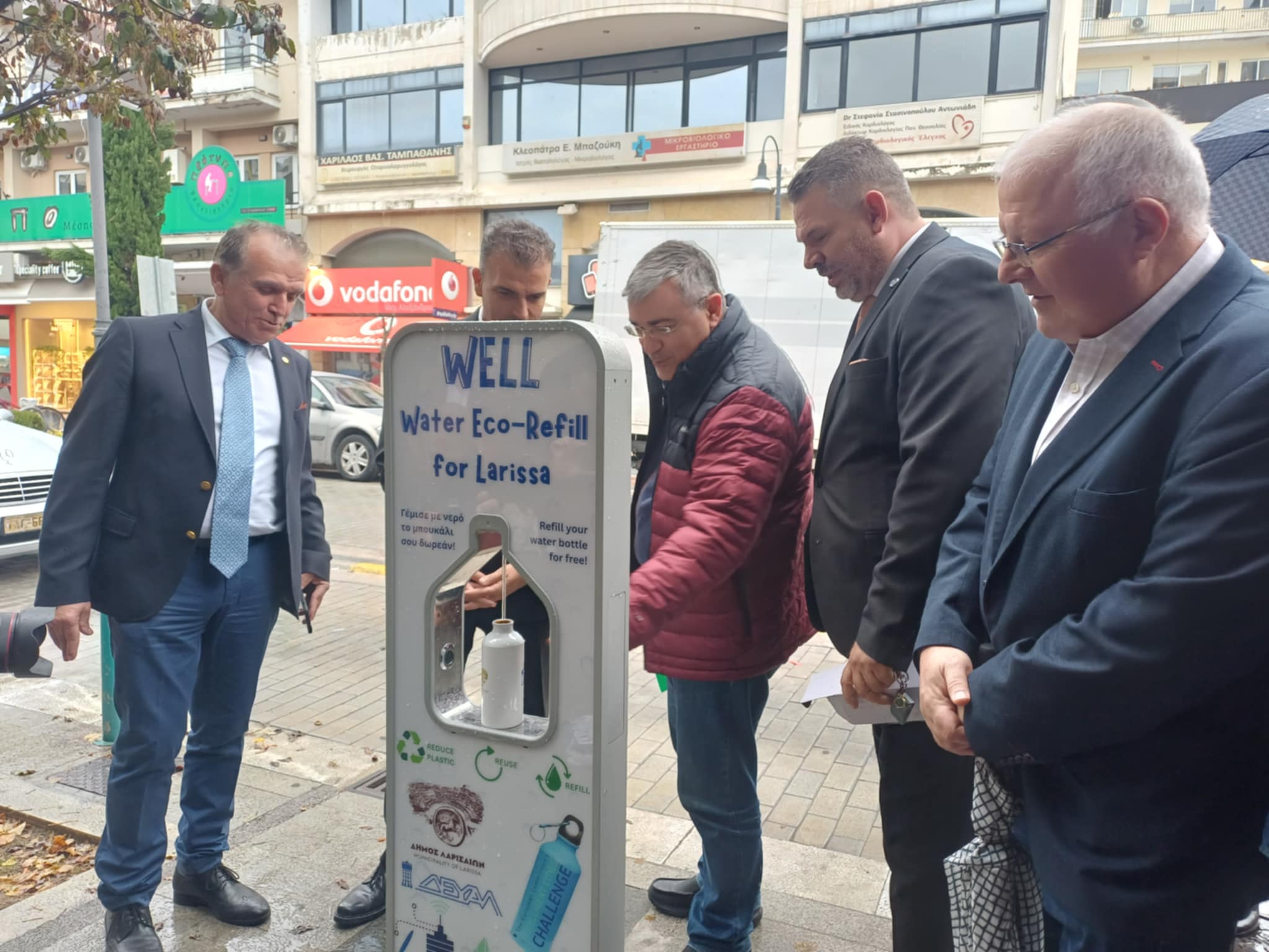 Τέσσερις «έξυπνες» βρύσες εγκαταστάθηκαν σε κεντρικά σημεία της Λάρισας- η επίδειξη στον Γραφάκο και η ...πλάκα Μαμάκου Τέσσερις «έξυπνες» βρύσες εγκαταστάθηκαν σε κεντρικά σημεία της Λάρισας- η επίδειξη στον Γραφάκο και η ...πλάκα Μαμάκου