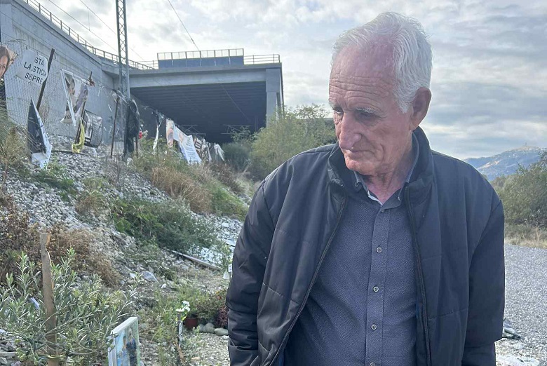Συγκινεί ο παππούς του Τάσου Κουτσόπουλου: κάθε Κυριακή έρχεται από Καρδίτσα στα Τέμπη να ποτίσει τις 57 ελιές (ΦΩΤΟ κ video) Συγκινεί ο παππούς του Τάσου Κουτσόπουλου: κάθε Κυριακή έρχεται από Καρδίτσα στα Τέμπη να ποτίσει τις 57 ελιές (ΦΩΤΟ κ video)