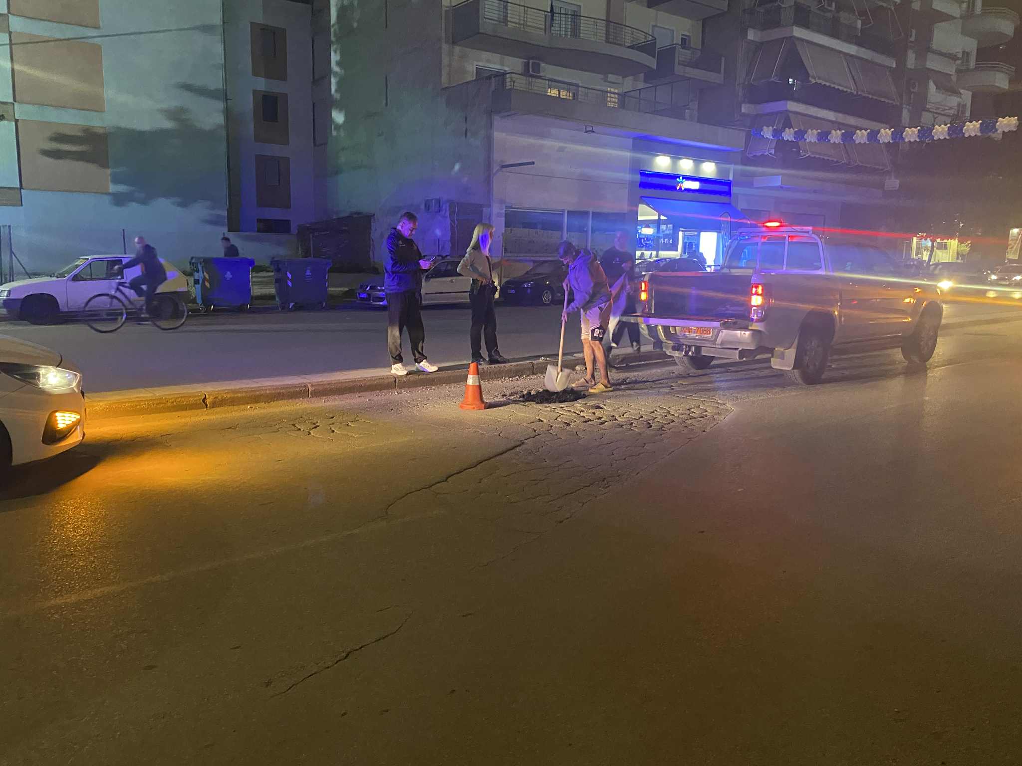 Ταξί έπεσε σε λακούβα 10 εκατ. βάθους στο κέντρο της Λάρισας και έσκασε λάστιχο-αν περνούσε μηχανάκι;(ΦΩΤΟ) Ταξί έπεσε σε λακούβα 10 εκατ. βάθους στο κέντρο της Λάρισας και έσκασε λάστιχο-αν περνούσε μηχανάκι;(ΦΩΤΟ)