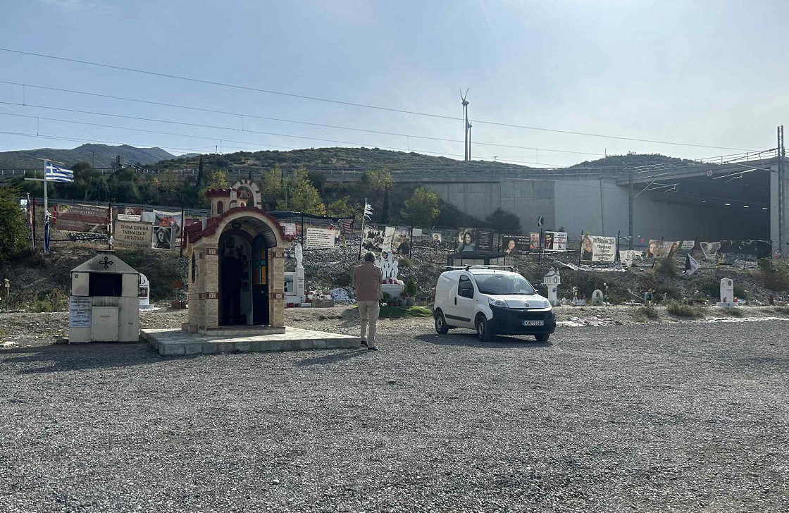 Απίστευτο: Κλέβουν τα χρήματα που αφήνει ο κόσμος όταν ανάβει κεράκι στο εκκλησακι στα Τέμπη (video) Απίστευτο: Κλέβουν τα χρήματα που αφήνει ο κόσμος όταν ανάβει κεράκι στο εκκλησακι στα Τέμπη (video)