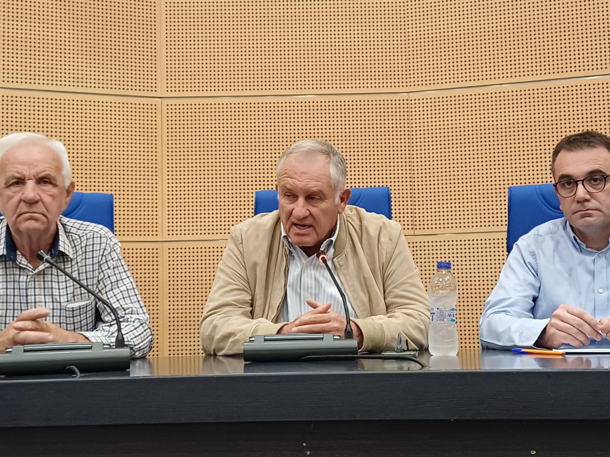Συνεδριάζει η διεπαγγελματική φέτας στη Λάρισα για εκλογή νέου προέδρου - Συζήτηση για ευλογιά και εμβόλιο (ΦΩΤΟ) Συνεδριάζει η διεπαγγελματική φέτας στη Λάρισα για εκλογή νέου προέδρου - Συζήτηση για ευλογιά και εμβόλιο (ΦΩΤΟ)
