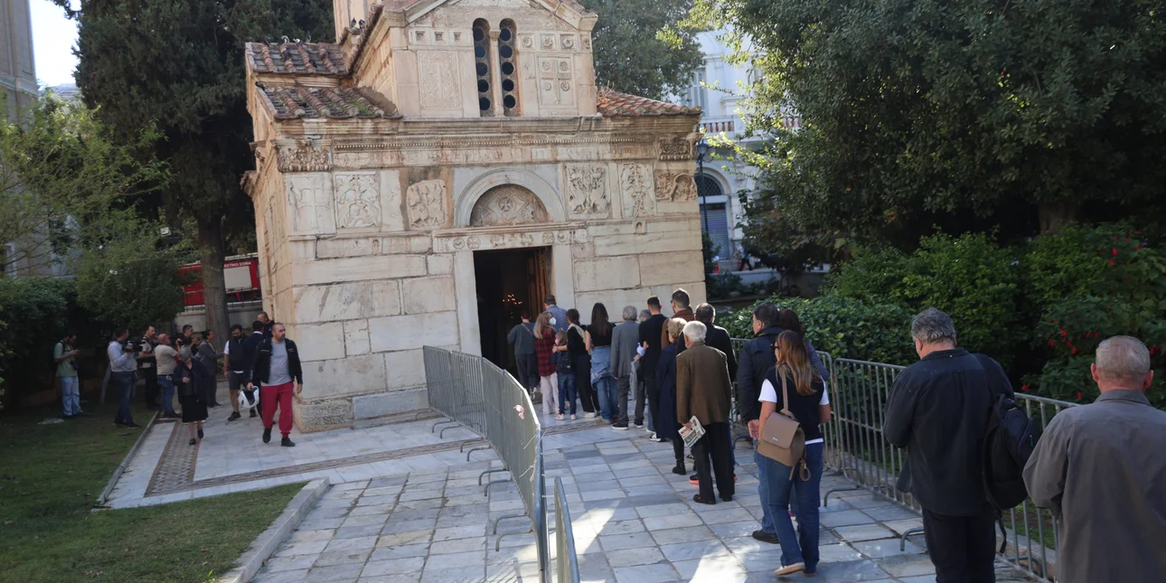 «Ας κρατήσουν οι χοροί»: Σε λαϊκό προσκύνημα η σορός του Διονύση Σαββόπουλου -Στις 13:00 η εξόδιος ακολουθία